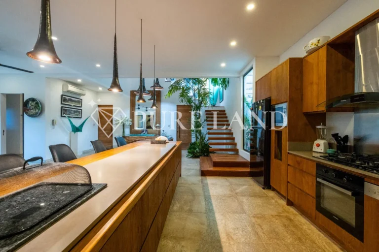 LR01012 Stylish & Luxurious Villa in Batu Mejan Canggu