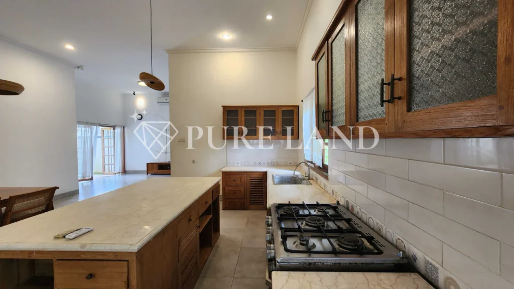 LR02010 3BR Spacious House in Kerobokan