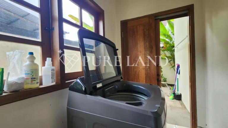 LR02010 3BR Spacious House in Kerobokan