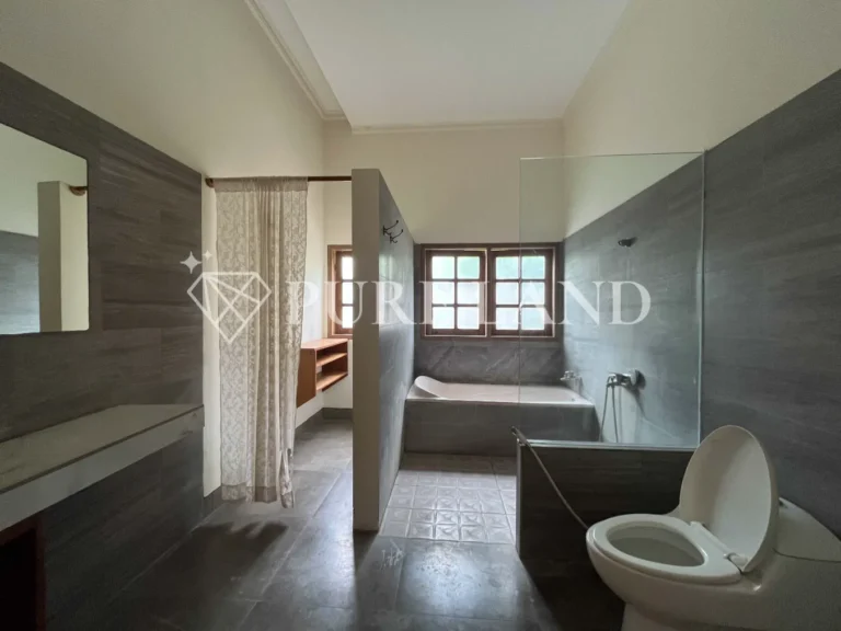LR02010 3BR Spacious House in Kerobokan