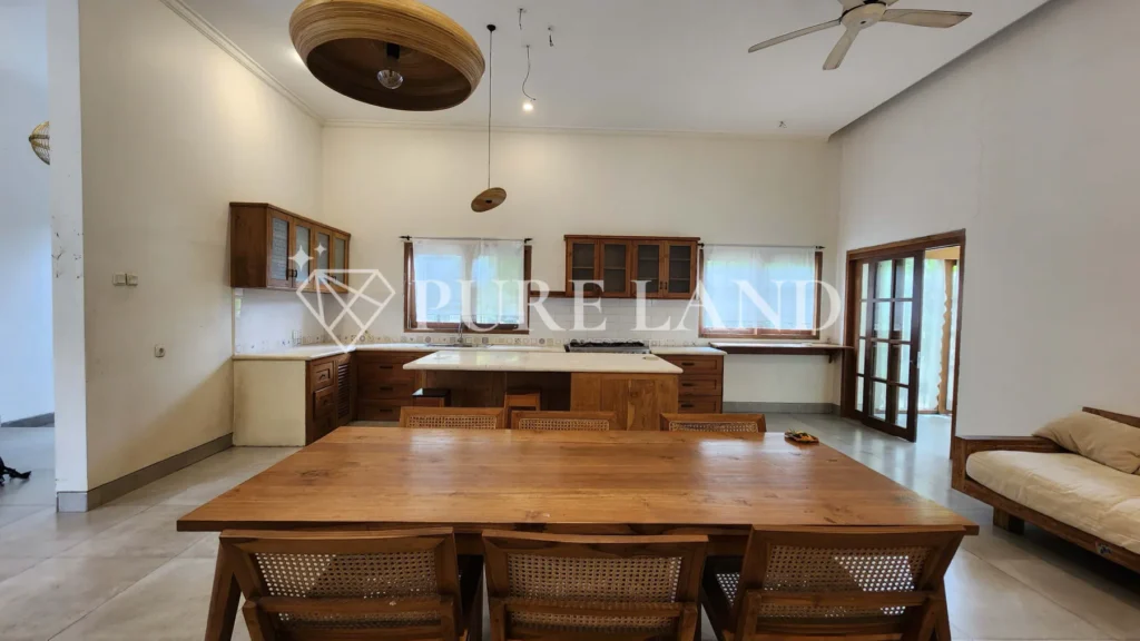 LR02010 3BR Spacious House in Kerobokan