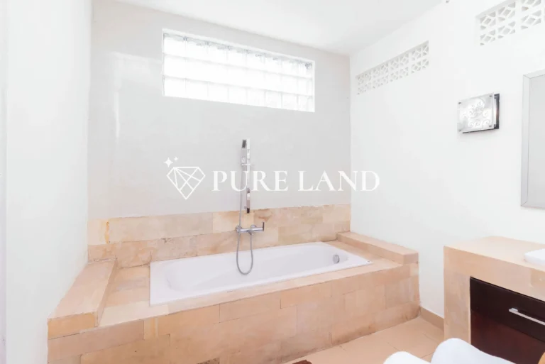 villa-kanae---master-bathroom-1