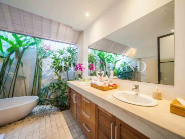 LB01005 3BR Turnkey Villa with spacious garden in Canggu