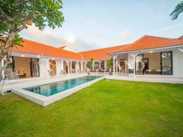 LB01005 3BR Turnkey Villa with spacious garden in Canggu