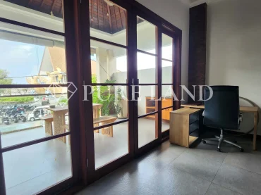 LB03010 3BR Absolute Beachfront Villa in Sanur